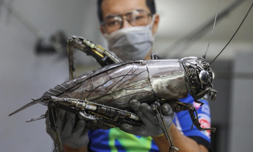 Chàng trai làm 'đồ chơi' giá trăm triệu đồng từ linh kiện xe cũ